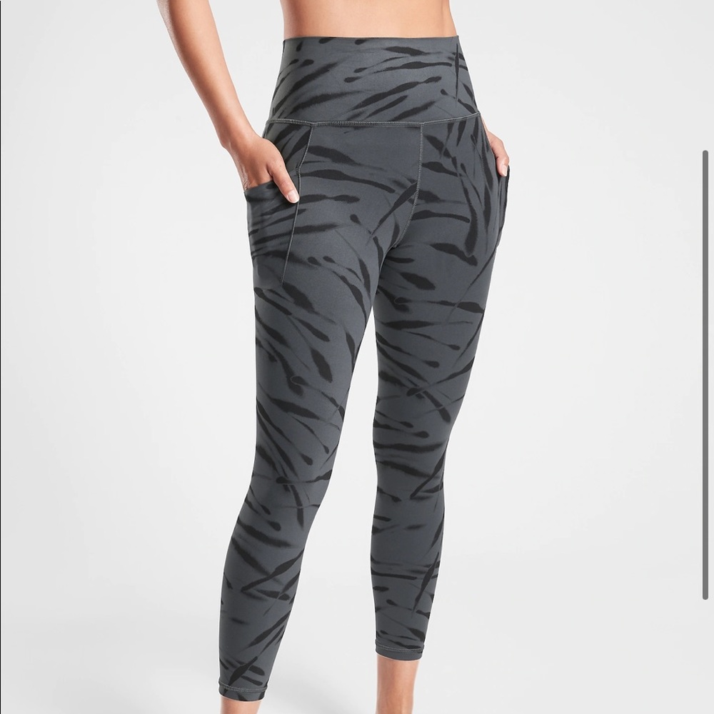 Athleta Salutation Stash II Zebra 7/8 Tight